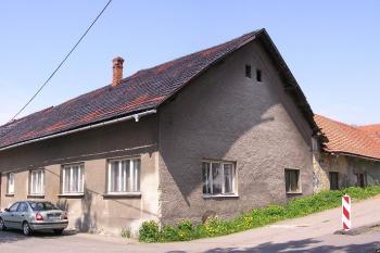 Panorama bývalého fojtsví od hlavní silnice (© Jan P. Štěpánek 05/2006)