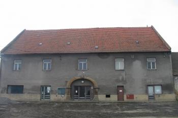 v současné době se upravuje přijezdová plocha před zámkem (© D Dohňanský, 12/2014)