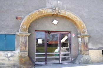 Dochovaný pozdně barokní portál zámku. ( © Jan P. Štěpánek 04/2006)