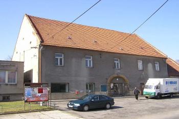 Celkový pohled na zámek. ( © Jan P. Štěpánek 04/2006)
