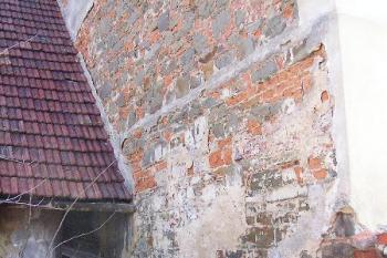 Ukázka smíšeného zdiva, ze kterého je zámek postaven. ( © Jan P. Štěpánek 04/2006)