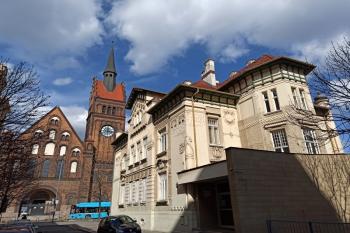 Celkový pohled na vilu a Evangelický kostel z Milíčovy ulice (© Jan P. Štěpánek 06/2020)