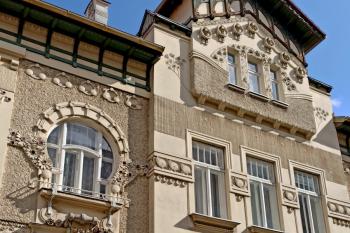 Střední zvýšený rozalit průčelí do Milíčovy ulice.  (© Jan P. Štěpánek 06/2020)