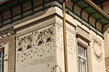 Detail zdobeného secesního nároží (© Jan P. Štěpánek 06/2020)
