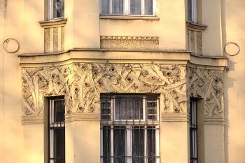detail výzdoby fasády ( © Jan P. Štěpánek 03/2007)