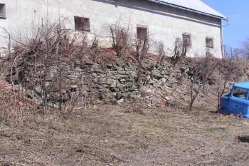 Pozůstatek původní kamenné zdi bývalého panského dvora při zámku Pohořílky (Jan P. Štěpánek 03/2006)