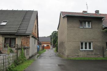 stále stejný vjezd do bývalého dvora (© D Dohňanský, 06/2017)