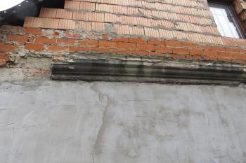 rovněž neměnící se kamenná římsa (© D Dohňanský, 06/2017)