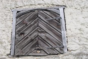 historické půdní dveře na jedné z budov v areálu (© D Dohňanský, 06/2017)