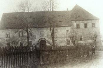 Pohled na vstupní frontu zámku kolem roku 1935 (© Šlechtická sídla na Novojičínsku (J. Tichánek a kol., 2003))
