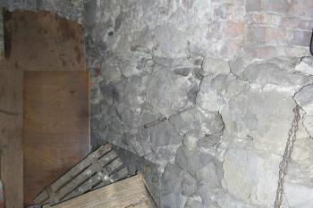Interiér garáže jednoho z rodinných domků, kde je patrno zdivo bývalého zámku (© Jan P. Štěpánek 07/2006)