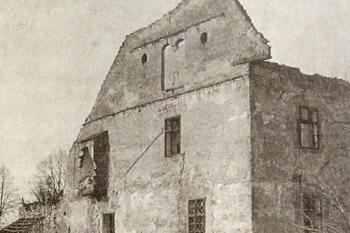 Chátrající zámek v Petřvaldě kolem roku 1957 (© Šlechtická sídla na Novojičínsku (J. Tichánek a kol., 2003))
