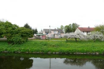 pohled na místo zaniklého zámku z protějšího břehu řeky Lubiny ( © Jan P. Štěpánek 05/2008)