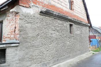 pozůstatky původní korunní římsy v průjezdu do bývalého nádvoří zámeckého dvora ( © Jan P. Štěpánek 05/2008)