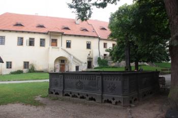 Litinová kašna na dolním nádvoří ( © Ivan Grisa 09/2011)