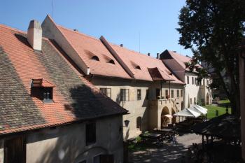 Severní hospodářské budovy na dolním nádvoří ( © Ivan Grisa 09/2011)