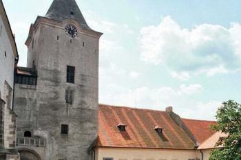 Prochoditá věž – svatba se řadí (© Miroslav Rybáček 2004)
