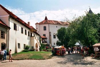 severní strana nádvoří (© Miroslav Rybáček 2004)