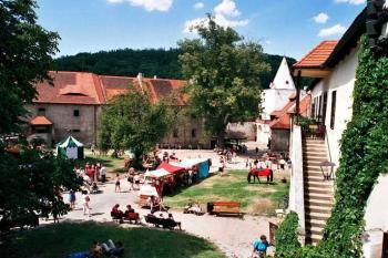 stánků plné nádvoří (© Miroslav Rybáček 2004)