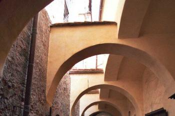 prampouchy u jižního křídla (© Miroslav Rybáček 2004)