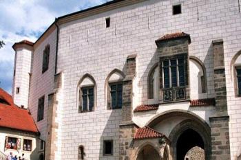 průčelí hradu s arkýřem a vrátnicí (© Miroslav Rybáček 2004)