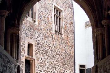 průjezd na horní nádvoří (© Miroslav Rybáček 2004)