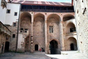 na horním nádvoří (© Miroslav Rybáček 2004)