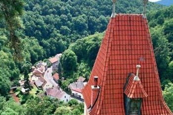 jižní hradby pod velkou věží (© Miroslav Rybáček 2004)
