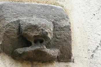 zajímavý detail na nádvoří ( © Petr Turyna 07/2005)