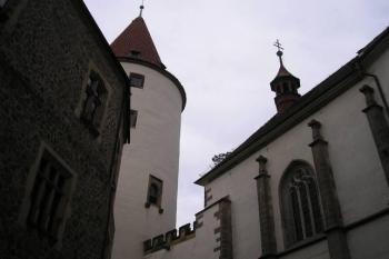 Nádvoří hradu s věží (© Petr Lánský, 08/2007)