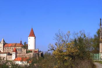Křivoklát a pomník Karla Egona II. z Fürstenberka (© Václav Čermák, 10/2007)