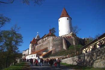 Celkový pohled na hrad Křivoklát od příchozí cesty ( © Miroslav BITTER 10/2007)