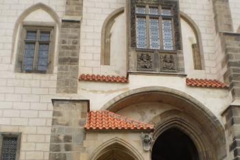 Vrátnice a vložený arkýř s trojdílným oknem  (© Petr Pidrman, 08/2009)