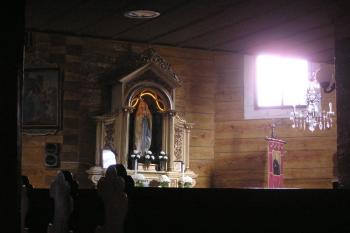 Pravá strana interiéru kostela Panny Marie Sněžné ( © Jan P. Štěpánek 04/2007)