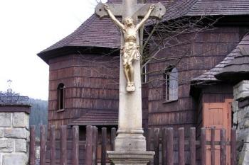 kamenný kříž s ukřižovaným Kristem před vstupem do areálu kostela a hřbitova ( © Jan P. Štěpánek 04/2007)