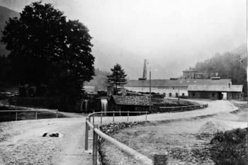 Celkový pohled na bývalý areál železáren od severu, z mostu přes říčku Čeladenku. Cca 1920 (© SOkA F-M, F130/051)