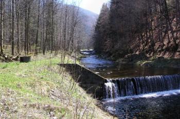 Pohled od severu do údolí Čeladenky a prostor vlevo, kde stávaly hutě ( © Jan P. Štěpánek 04/2007)