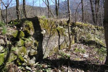 Betonový základ snad bývalé budovy či zdi hutí ( © Jan P. Štěpánek 04/2007)