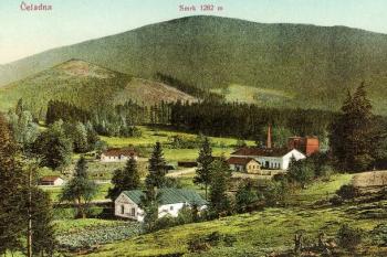 Pohled na arcibiskupské hutě a železárny na Čeladné v údolí mezi Smrkem a Kněhyní ( © Beskydy a Pobeskydí 1895 - 1939, Wart 2001)