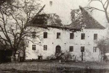 Zámek po zřícení střechy v roce 1941 (© Šlechtická sídla na Novojičínsku (J. TIchánek a kol., 2003))