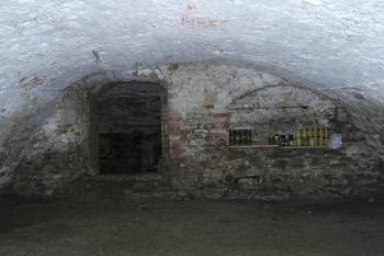 Klenuté sklepení bývalého zámku a tvrze (© Jan P. Štěpánek 08/2006)