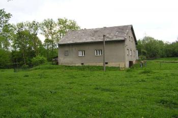 Pohled od západu na bývalou západní hmotu zámku, přestavěnou na hájovnu (© Jan P. Štěpánek 08/2006)