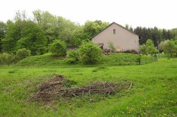 Pohled na místo bývalého zámku od severu (© Jan P. Štěpánek 08/2006)