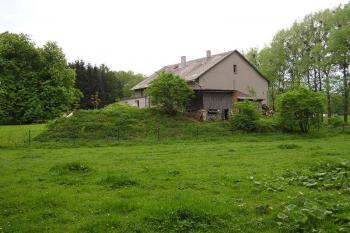 Pohled na místo bývalého zámku od severovýchodu (© Jan P. Štěpánek 08/2006)