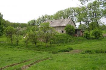Pohled od východu na místo bývalého zámku (© Jan P. Štěpánek 08/2006)