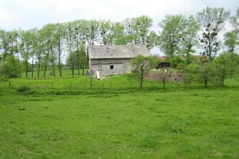 Pohled od východu na místo bývalého zámku (© Jan P. Štěpánek 08/2006)