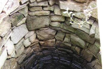 Původní kamenná studna (© Jan P. Štěpánek 08/2006)
