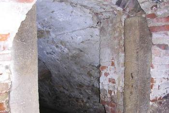 Kamenné ostění v průchodu mezi místnostmi sklepa (© Jan P. Štěpánek 08/2006)