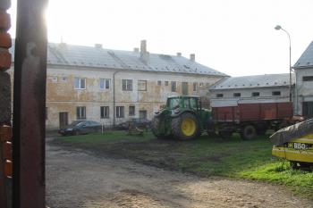 severní strana zámku,dnes zemědělský dvůr (© D Dohňanský, 12/2014)