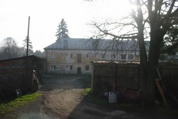 vjezd do dvora (© D Dohňanský, 12/2014)